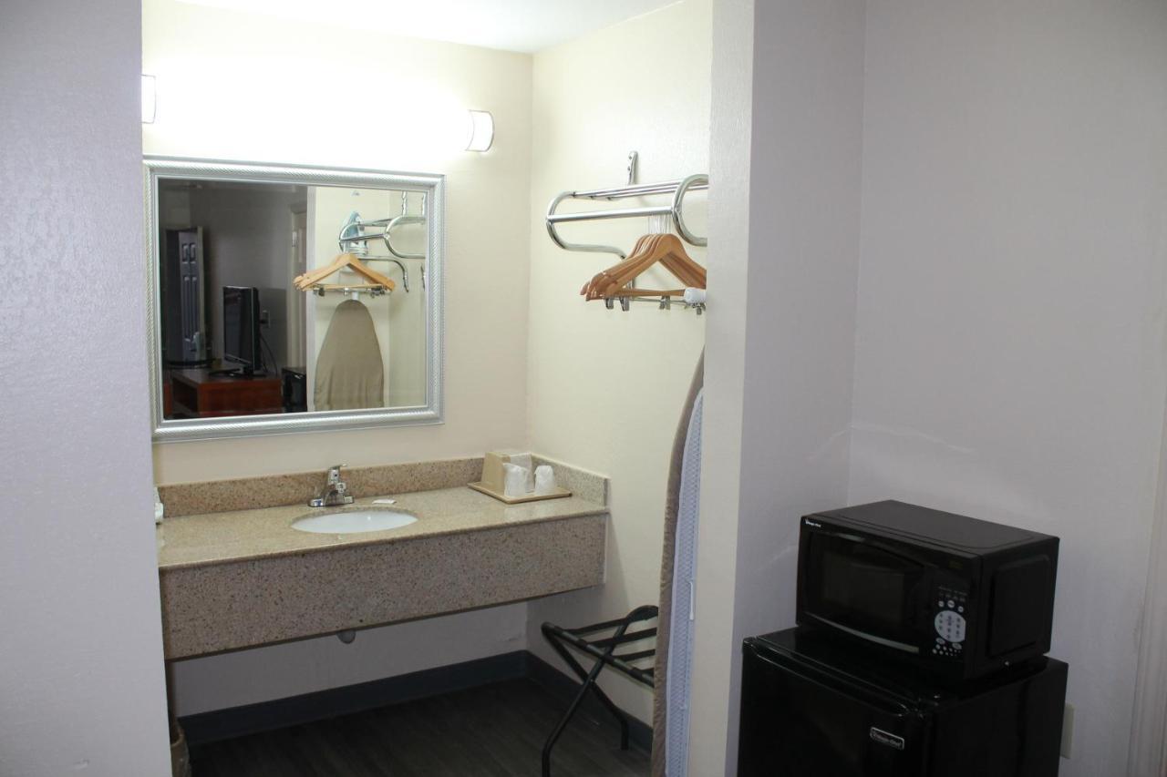 Americas Best Value Inn Tuscaloosa Exterior foto